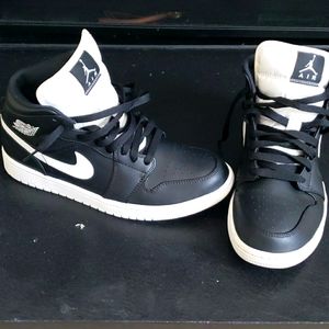 Nike Air Jordan 1 mids